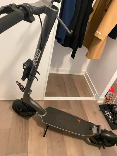 Selling my Apollo City 2022 (single motor) electric scooter – used only lightly, 123 km total mileag...