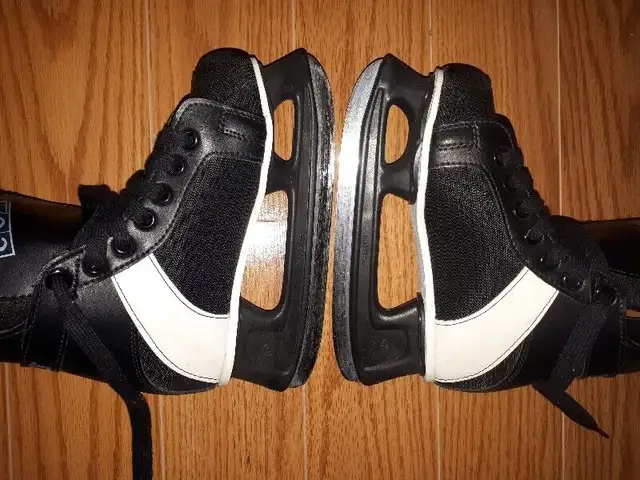 CCM kids skates excellent condition 9/13 " 237 mm or Best Offer in Hockey in Markham / York Region - Image 3