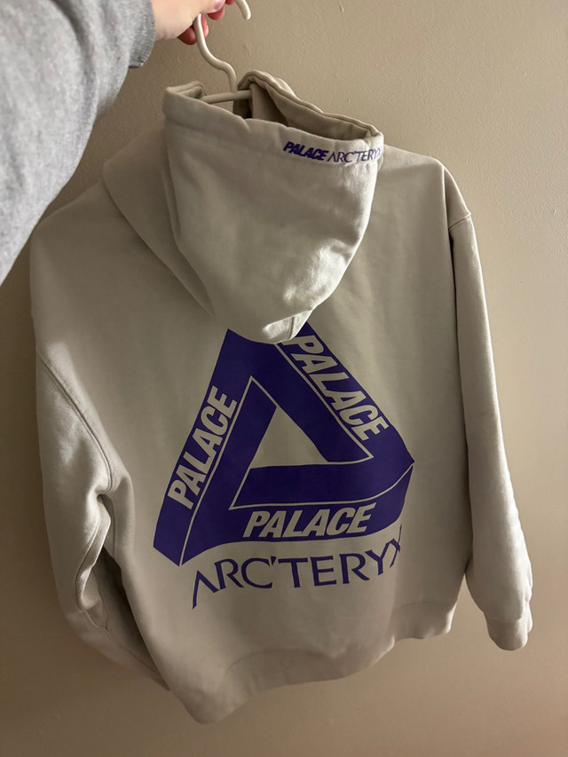 Palace x Arc’teryx OG big logo supreme balenciaga hoodie in Men's in Mississauga / Peel Region - Image 2