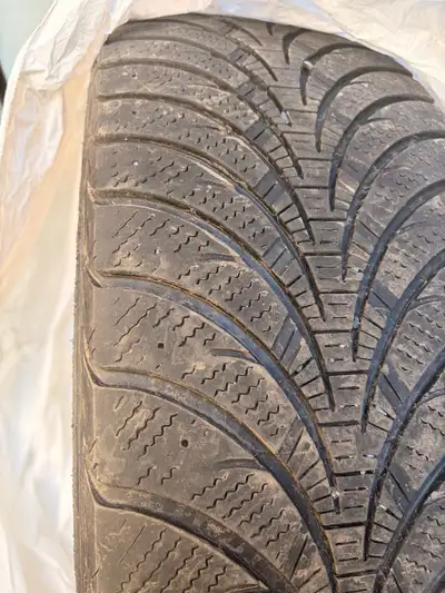 Pneus d’hiver Goodyear 235/65/17 sans jantes