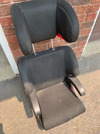 This is a used 2015 Clek Oobr booster seat, known for its safety features and comfortable design. Th...