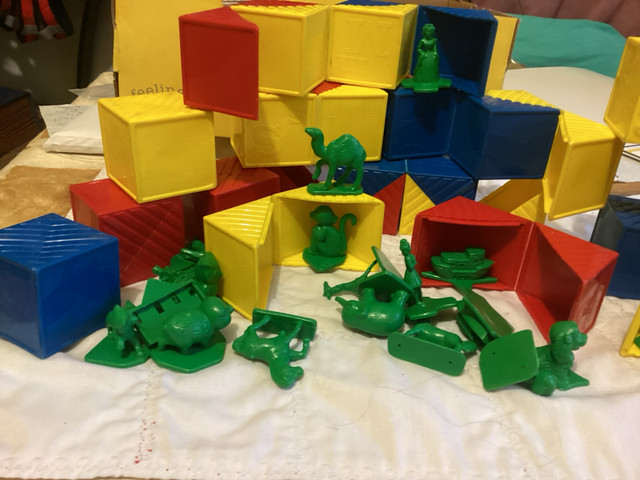 Anciens  blocs et animaux Tupperware 25$ dans Jouets  à Trois-Rivières - Image 3