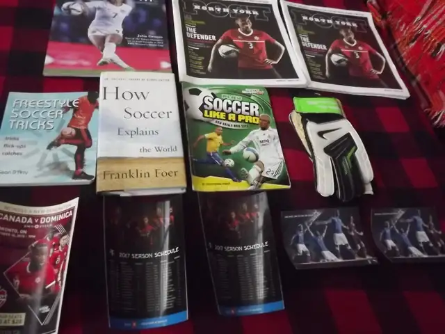 12 SOCCER ITEMS BUNDL:NIKE GOALIE GLOVES+11soccer mags/books,TFC in Soccer in City of Toronto - Image 2