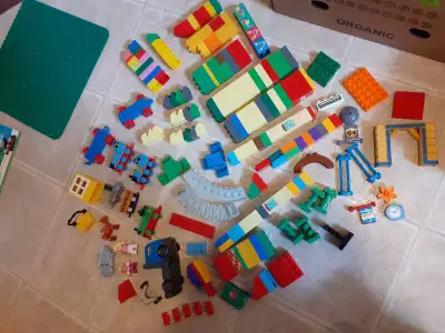 Lego Duplo + Mega Bloks Thomas & Friends Train Building lot: over 200 pieces blocks 1 green large bu...