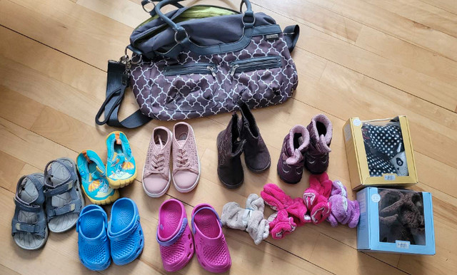 Lot de souliers, bottes, pantoufles,  sac à couches bébé  dans Articles multiples  à Longueuil/Rive Sud - Image 3