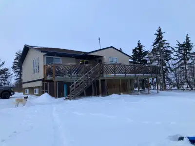 Located 15 minutes to Castor, 15 minutes to Alliance, and 11 minutes from the local ski hill (Valley...