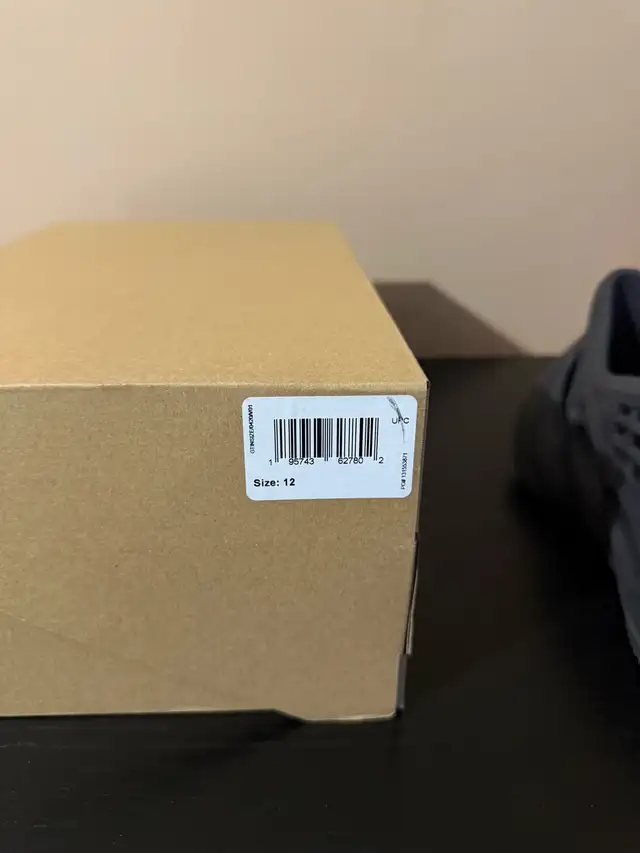 Yeezy Adidas Foam Runner “Onyx” - Size 12 Mens (Used) in Men's Shoes in Ottawa - Image 8