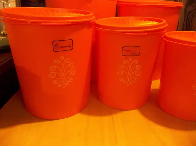 Ensemble de 5 plats TUPPERWARE VINTAGE de différentes grandeurs. in Kitchen & Dining Wares in Trois-Rivières - Image 3