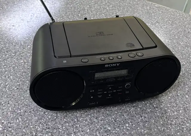 Sony ZS-RS60 BT/CD Boombox  in General Electronics in Oshawa / Durham Region - Image 4