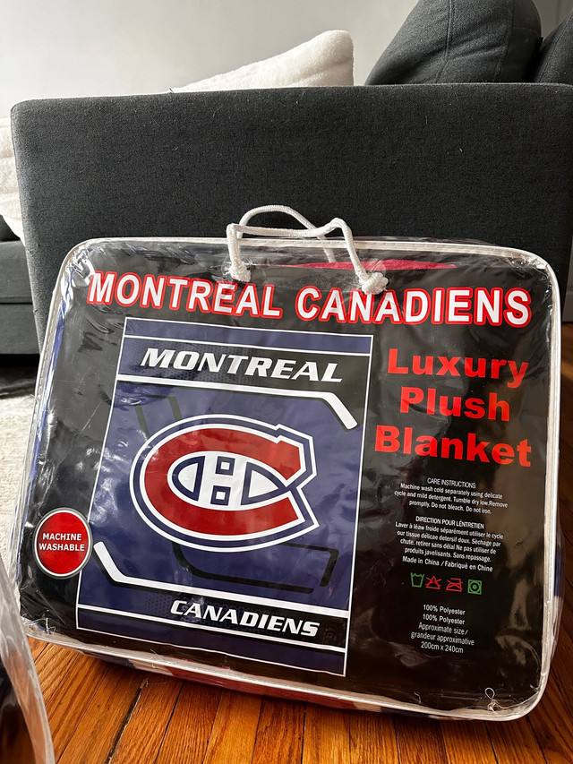 Toronto Maple Leafs and Montreal Canadiens plush blankets in Bedding in Kingston - Image 2