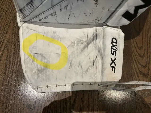 33”+1” CCM Axis XF Stock Pro Senior Goalie Set in Hockey in London - Image 6