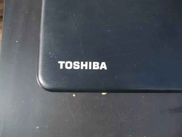 Ordinateur Portable Toshiba / Toshiba Lap Top Computer in Laptops in West Island - Image 3