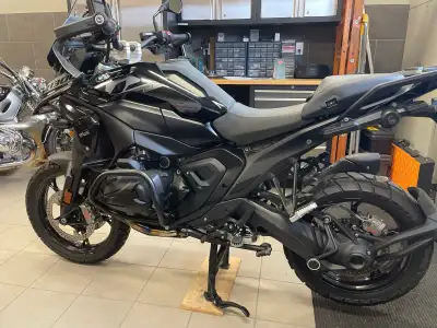 Seulement 19,117 km Toujours entretenue chez Moto Vanier Aucun accident Toujours entreposée dans le...