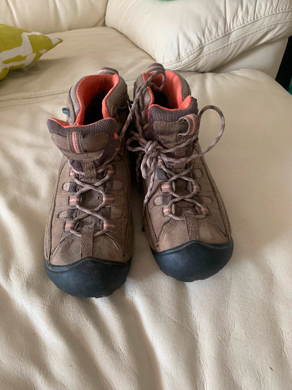Keens, women’s hiking boots. in Women's - Shoes in Kingston