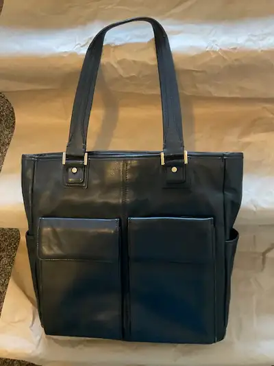 • Sac de bonne qualité, usagé comme neuf • Avec plusieurs pochettes de rangement – sur le devant, su...