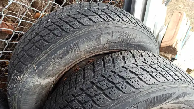 215/70/R16   snow tires on steel rims - half worn   in Tires & Rims in Oshawa / Durham Region - Image 4