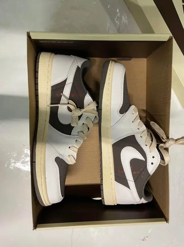 Jordan 1 Retro Low SP Travis Scott Reverse Mocha in Men's Shoes in City of Toronto - Image 3