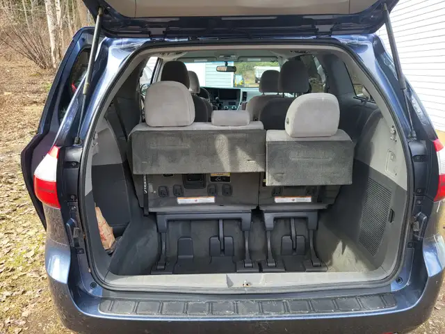 2015 Toyota Sienna LE AWD in Cars & Trucks in Quesnel - Image 4