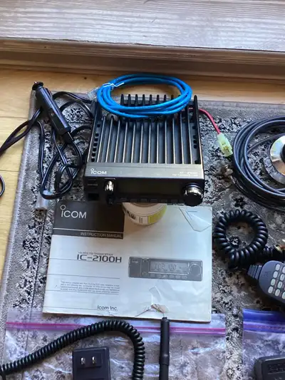 J’ai 2 VHF bande radio Amateur portable un modèle #AT-201 (ADI) et un modèle IC-U2AT(ICOM) et un mob...