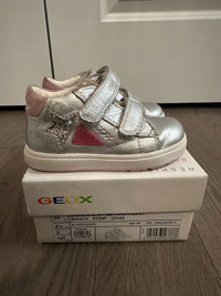 Geox toddler girl shoes size 22, souliers Geox  fille 22