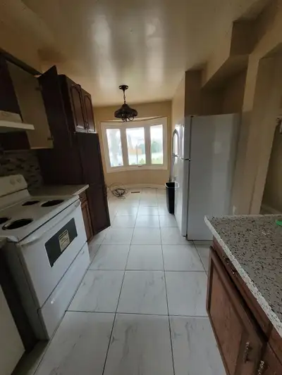 *A budget friendly* Sharing BEDROOM AVAILABLE on upper floor. *No lease needed* Rent $$$ Details: $5...