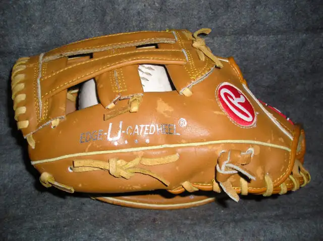 Baseball Gloves, RIGHT HAND (RH)), 12 inches in Baseball & Softball in City of Toronto - Image 4