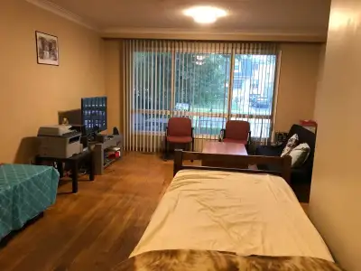 This is a large room with a single bed. It is a short term rental like Airbnb. The washroom is share...