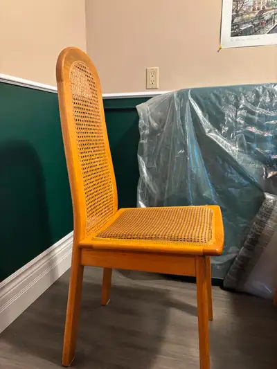 Chaises de salle à manger ,en bois de chêne blond au nombre de 4 Sièges en tissu ,dossiers haut en c...