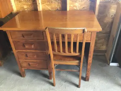 À Victoriaville, Bureau de travail en bois avec 5 tiroirs et chaise L40 po x P20 po x H30 po bon éta...