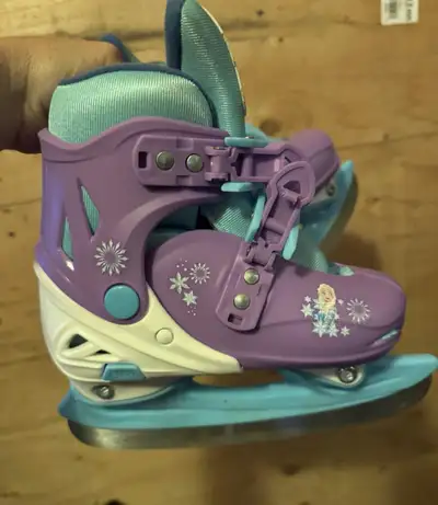 Get ready to glide into winter fun with these Disney Frozen adjustable ice skates, perfect for child...