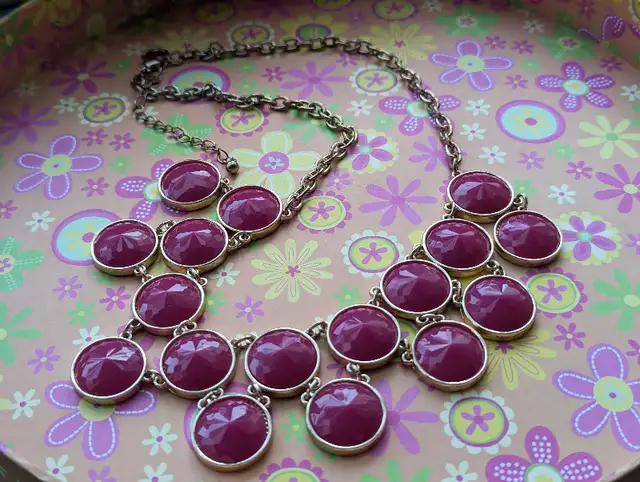 Metal necklace with plastic stones