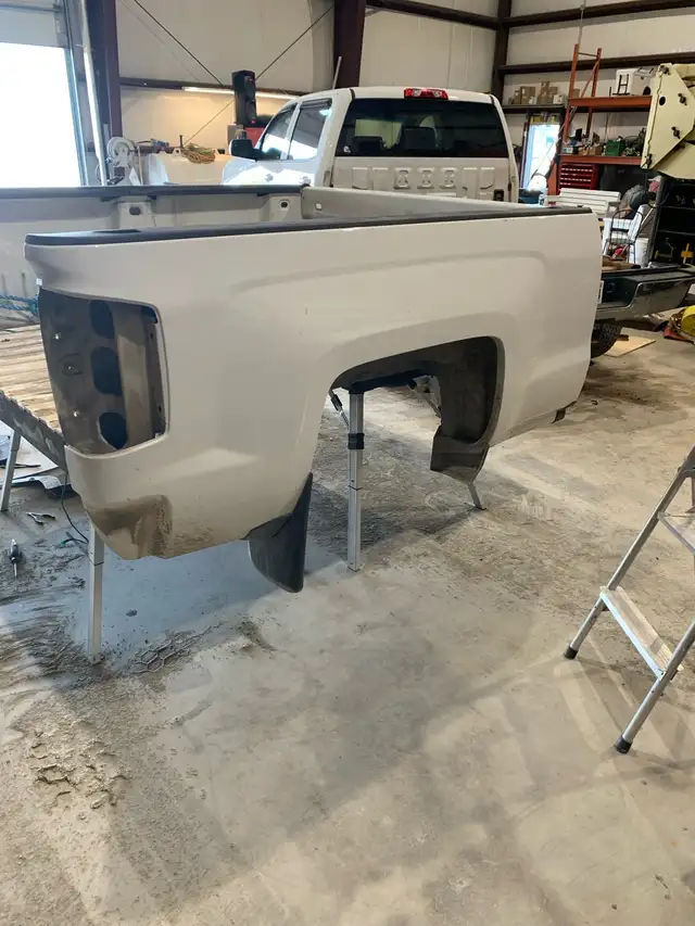 truck box  in Auto Body Parts in Bedford - Image 3