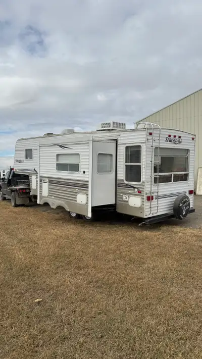 05 Springdale 26’ 245RLLS fifth wheel travel trailer in excellent condition. Walking into this unit...