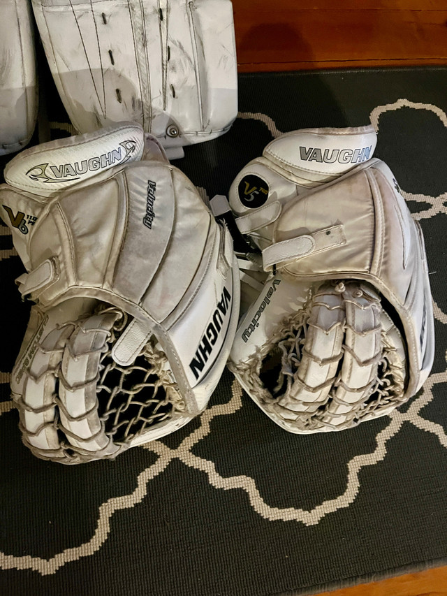 Vaughn V6 pads 2 sets of gloves in Hockey in Kawartha Lakes - Image 3