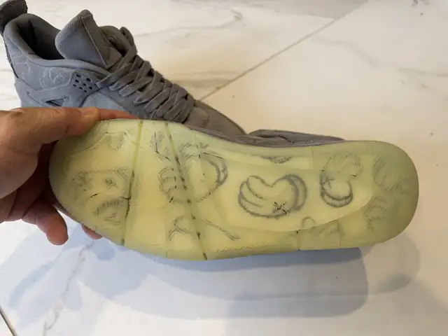 Nike Air Jordan 4 Kaws in Men's Shoes in Oakville / Halton Region - Image 4