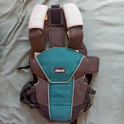 Chicco UltraSoft Infant Carrier. Suitable for babies weighing 7.5-25 lbs (3.4-11.4 kg). Offers two c...
