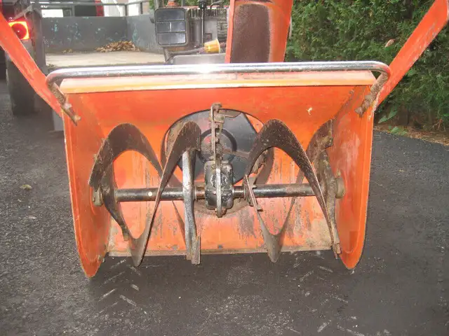 Souffleuse Columbia 10HP / 28 pouces in Lawnmowers & Leaf Blowers in Saint-Jean-sur-Richelieu - Image 4
