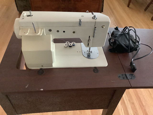 Singer sewing machine - model 5107 in Hobbies & Crafts in St. Catharines - Image 3