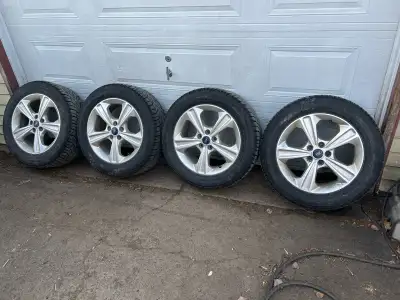 235/55/17 general altimax artic12 (6/32) Sur mag 5x108 Était sur Ford Escape 2014 Les 4 pour 600$