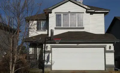 4 Bedroom 3.5 Bath House backing onto Green Space in Ellerslie
