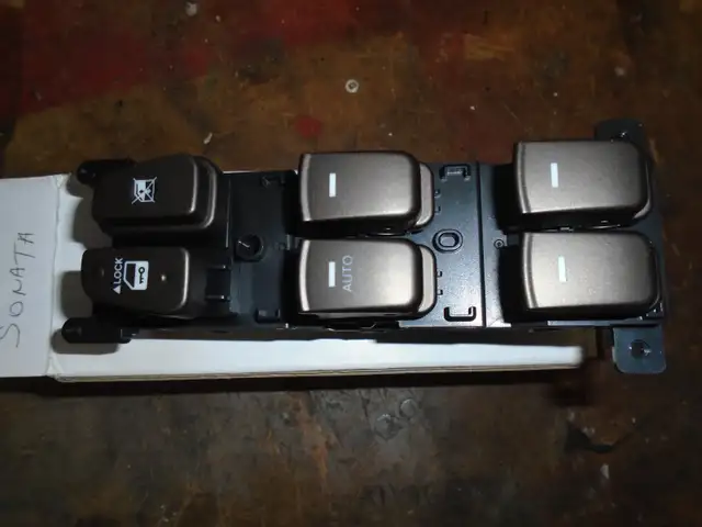 2009-2010 Sonata power window switch in Other Parts & Accessories in Owen Sound - Image 3