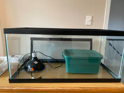 40 gallon open tank aquarium with 2 lights In excellent condition $100 now $75