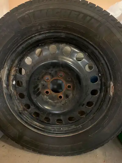 225/65R17 Michelin X-Ice Snow Winter Tires with Steel Rims – $400 Selling a set of 4 Michelin X-Ice...