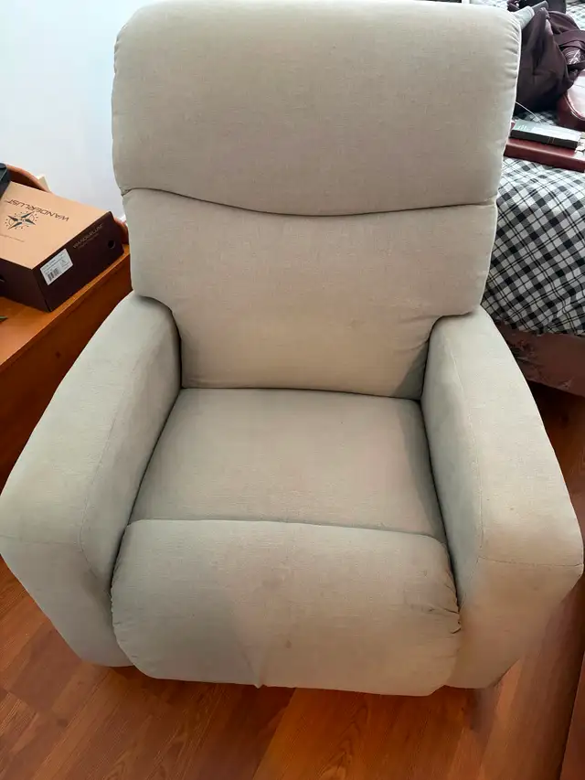 Like new Lazyboy power recliner with charging port (USB) in Chairs & Recliners in Stratford - Image 2