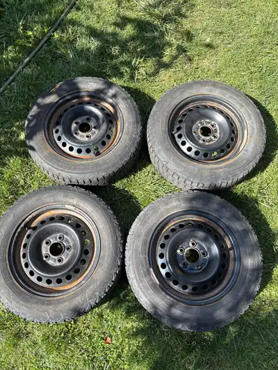 Tire size: 195/65/15 Tire type: winter Wheel size: 15x6 Wheel bolt pattern: 5x108 Located in Oshawa...