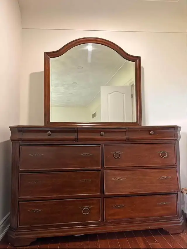 Dresser and Mirror in Dressers & Wardrobes in Oakville / Halton Region - Image 2