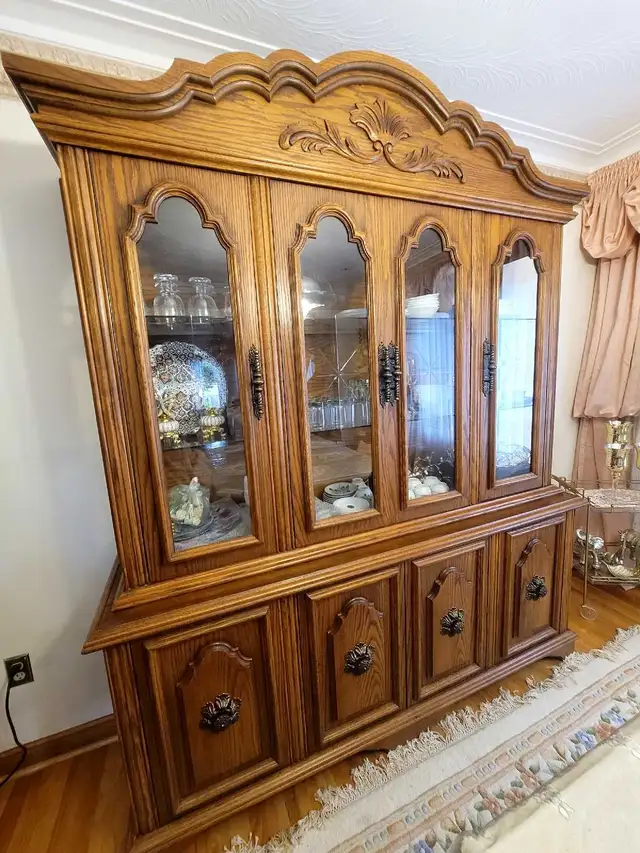 Vintage Solid Wood Dining Room Set with Matching China Cabinet in Dining Tables & Sets in City of Toronto - Image 8