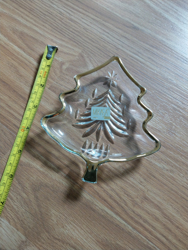 Mikasa Crystal Christmas Tree Candy Dish/Trivet with Gold Trim

 in Kitchen & Dining Wares in Bedford - Image 2