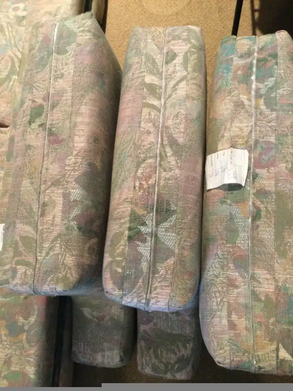 Beautiful Classic Sklar Peppler Sofa in Couches & Futons in Penticton - Image 9