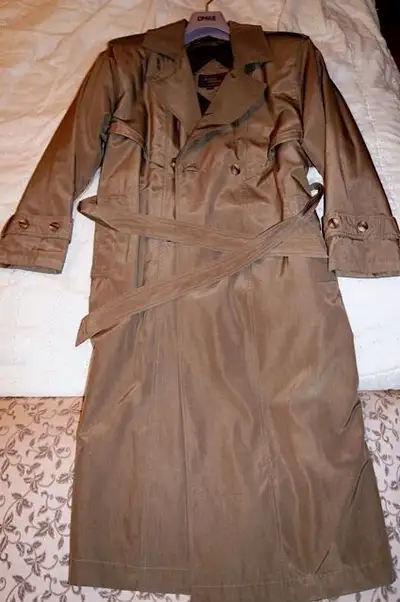 manteau femme couleur beige long avec doublure en laine taille large, 100$, valeur 200$ 15% Laine.